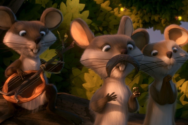 Trzy animowane myszy siedzą razem na zewnątrz. Jedna mysz gra na banjo, środkowa trzyma sztuczne wąsy na twarzy, a trzecia mysz patrzy. Są otoczone zielonymi liśćmi i cętkowanym światłem słonecznym.