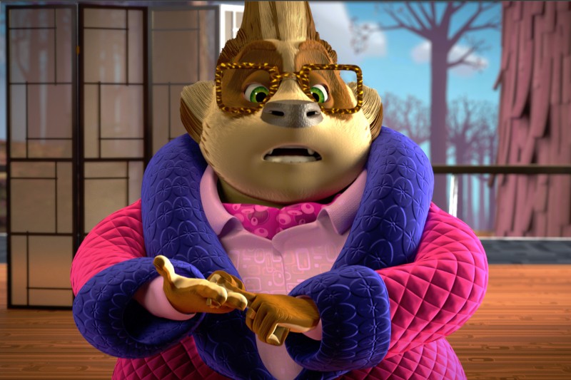 Zmartwiona, animowana małpka w dużych kwadratowych okularach, różowej koszuli i fioletowej pikowanej kurtce gestykuluje złotymi rękami w jasno oświetlonym pomieszczeniu z dużymi oknami i drzewami na zewnątrz.