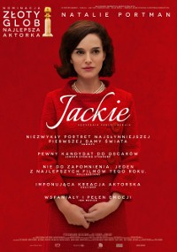 Polski plakat filmowy do filmu Jackie przedstawia Natalie Portman w czerwonym kostiumie, ze stylizowanym tekstem i nominacjami do nagród w kolorze złotym w lewym górnym rogu, stojącą na jednolitym czerwonym tle.