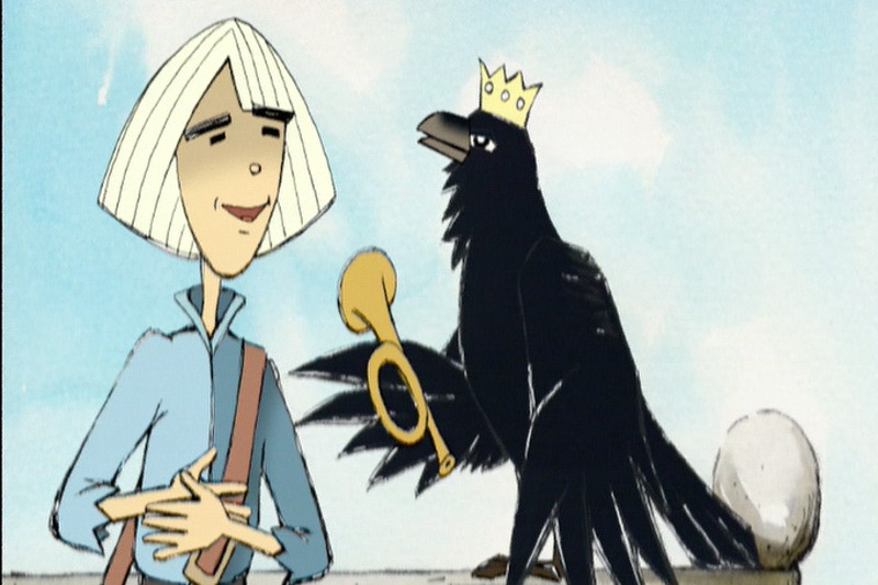 Postać z kreskówki z białymi, ostrzyżonymi włosami i niebieską koszulą stoi uśmiechnięta. Nieopodal czarny kruk w żółtej koronie trzyma w dziobie złoty klucz, a za nim duże białe jajo. Tło stanowi czyste niebo.