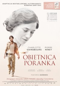 Plakat filmu Obietnica Poranka z udziałem Charlotte Gainsbourg i Pierre'a Nineya; nad zdjęciem idącego mężczyzny znajduje się duży, czarno-biały obraz przedstawiający twarz kobiety, a także informacje o obsadzie i filmie w języku polskim.