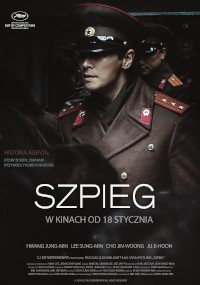 Polski plakat filmowy do filmu Szpieg przedstawiający mężczyznę w mundurze wojskowym z czapką z daszkiem i okularami przeciwsłonecznymi, stojącego częściowo w cieniu. Widoczny jest polski tekst i nazwiska obsady.