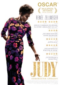 Kobieta w kwiecistej sukience stoi na białym tle na plakacie filmu Judy, na którym widnieją nagrody, pochwały i nazwisko Renée Zellweger. Złoty tekst podkreśla wygraną Oscara dla najlepszej aktorki.