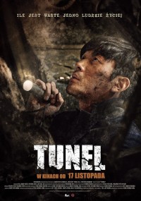 Mężczyzna z brudną twarzą trzyma latarkę i patrzy w górę w ciemnym, pełnym gruzu otoczeniu. Polski plakat filmowy głosi Tunel z tekstem nad i pod tytułem.