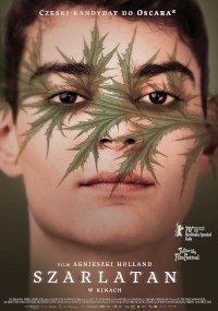 Twarz osoby jest częściowo zasłonięta dużym, zielonym, kolczastym liściem. Tło jest wyciszone, a na górze i dole pojawia się polski tekst, w tym tytuł Szarlatan i loga festiwali filmowych.