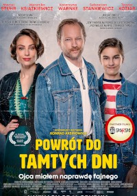 Plakat filmu Powrót do tamtych dni przedstawia trzy osoby — dwóch dorosłych i chłopca — stojące razem i uśmiechnięte. Tło jest niebieskie, a tytuł filmu i napisy końcowe są wyświetlane w języku polskim.