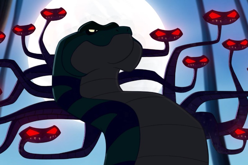 Na pierwszym planie widać dużego, ciemnego węża z zielonymi paskami, otoczonego wieloma wężopodobnymi głowami ze świecącymi czerwonymi oczami, na tle jasnego księżyca w pełni.