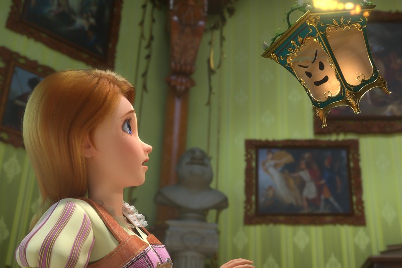 Młoda dziewczyna o jasnobrązowych włosach ze zdziwieniem spogląda na unoszący się w powietrzu, ruchomy lampion z twarzą, znajdujący się w pomieszczeniu ozdobionym obrazami i ozdobnymi meblami.