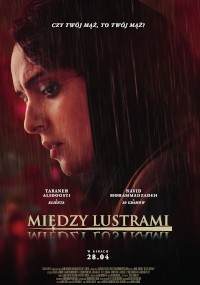 Plakat filmowy przedstawia zbliżenie kobiety z profilu, w padającym deszczu z ponurym wyrazem twarzy. Pod nią widnieje tytuł filmu MIĘDZY LUSTRAMI i inne teksty w języku polskim. Tło jest ciemnoczerwone.