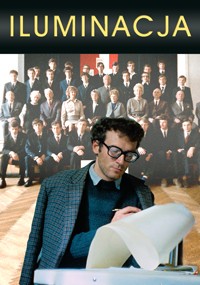 Mężczyzna w okularach i kraciastej marynarce pisze na dużym arkuszu papieru, a w tle grupa formalnie ubranych osób pozuje do zdjęcia. Na górze wyświetla się słowo ILUMINACJA.