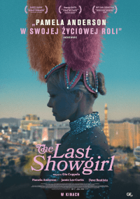 Kobieta w kostiumie showgirl z dużym pierzastym nakryciem głowy stoi z profilu na tle panoramy miasta o zachodzie słońca. Tekst brzmi: "Ostatnia tancerka". Polski tekst i napisy końcowe filmu znajdują się na górze i na dole.
