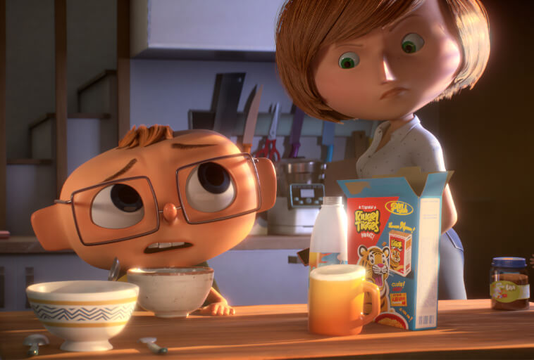 Zmartwiony chłopiec w okularach siedzi przy kuchennym stole z miską płatków śniadaniowych i patrzy na zatroskaną kobietę. Pudełko płatków śniadaniowych, mleko i słoik leżą na stole przed nimi.