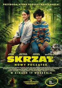 Polski plakat filmowy przedstawiający dziewczynkę i chłopca siedzących na kłodzie w zielonym lesie, obok nich małe stworzenie i wilk. Tytuł SKRZAT i szczegóły filmu są napisane biało-żółtą czcionką.