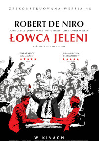 Polski plakat filmowy do Łowcy Jeleni przedstawiający ilustrowanych mężczyzn, niektórych trzymających broń, wokół stołu z czerwonymi plamami. Nazwiska obsady i napisy końcowe znajdują się nad tytułem.