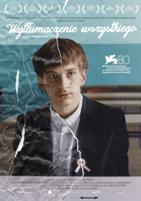 Plakat filmowy przedstawia młodego mężczyznę w garniturze z biało-czerwoną wstążką na klapie, siedzącego w klasie. Tytuł brzmi Wytłumaczenie wszystkiego czcionką skryptową, z symbolami nagród i laurami festiwalowymi u góry. Plakat jest pognieciony.