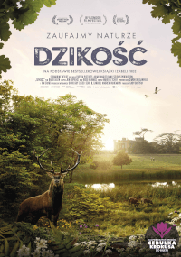 Plakat filmowy przedstawia bujny zielony krajobraz z jeleniem stojącym nad jeziorem, drzewami i ptakami w tle oraz tytuł DZIKOŚĆ w dużym tekście powyżej, z polskim tekstem i symbolami nagród u góry.