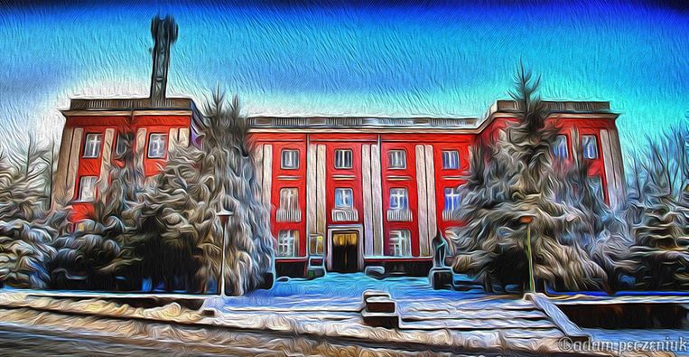 Cyfrowy obraz budynku z czerwonej cegły z czterema piętrami, otoczonego ośnieżonymi drzewami pod głębokim niebieskim niebem. Scena wydaje się zimowa i stylizowana, z jasnymi, żywymi kolorami i wirującymi pociągnięciami pędzla.