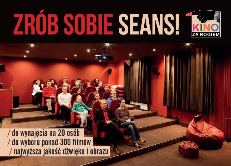 Mała grupa ludzi siedzi w przytulnym, czerwonym kinie, oglądając ekran. Polski tekst reklamuje prywatne pokazy, ponad 300 filmów do wyboru oraz wysokiej jakości dźwięk i obraz.