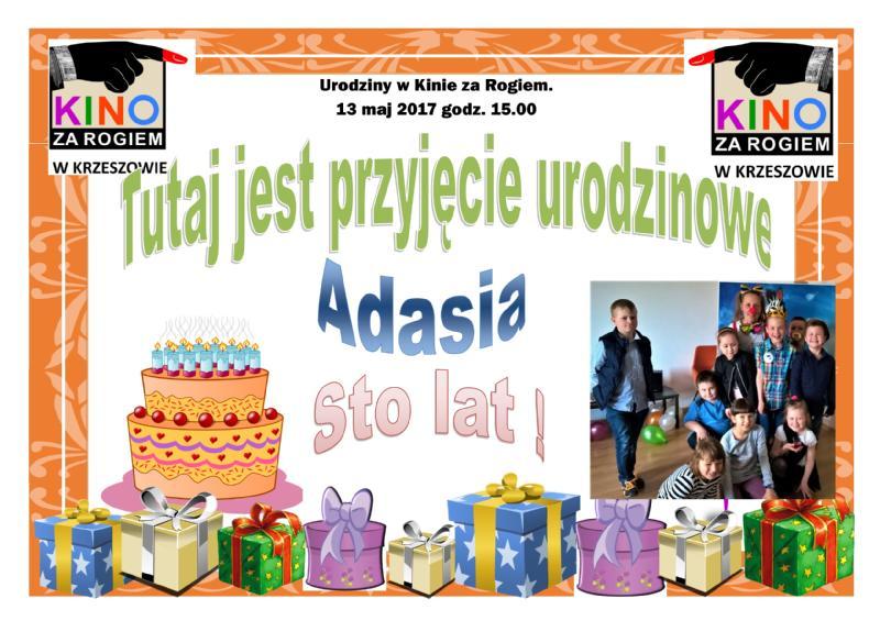 Kolorowe zaproszenie na przyjęcie urodzinowe z tortem, prezentami i grupowym zdjęciem dzieci. Duży tekst po polsku zapowiada obchody urodzin Adasi w Kinie za Rogiem 13 maja 2017 r. o 15:00.