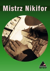 Sepiowe zdjęcie z bliska przedstawiające ręce rysujące budynek, w pobliżu znajdują się przybory artystyczne. Obraz jest umieszczony na zielonym tle. Biały tekst u góry brzmi Mistrz Nikifor; logo WFDIF pojawia się w prawym dolnym rogu.