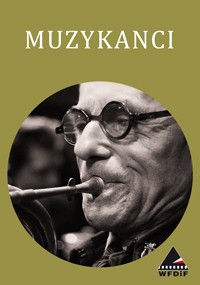 Czarno-białe zdjęcie starszego mężczyzny grającego na instrumencie dętym, noszącego okrągłe okulary. Na górze widnieje słowo MUZYKANCI, a w prawym dolnym rogu na oliwkowym tle znajduje się logo WFDiF.