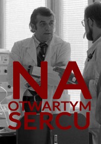 Czarno-białe zdjęcie przedstawiające dwóch lekarzy w fartuchach rozmawiających w pokoju lekarskim, na którym widnieje duży czerwony napis NA OTWARTYM SERCU.