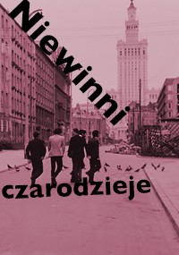 Grupa ludzi idzie ulicą miasta, w pobliżu są gołębie; słowa Niewinni czarodzieje są napisane po przekątnej na obrazie pogrubioną czarną czcionką. Scena ma różowy odcień.