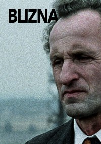 Zbliżenie poważnego mężczyzny w średnim wieku z siwymi włosami w garniturze, na tle rozmytego tła na zewnątrz. W lewym górnym rogu widnieje słowo BLIZNA pogrubionymi czarnymi literami.