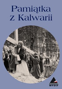 Okładka książki zatytułowana Pamiątka z Kalwarii, na której widnieje czarno-białe zdjęcie procesji religijnej z aktorami odgrywającymi scenę niesienia krzyża, w otoczeniu osób w strojach historycznych.
