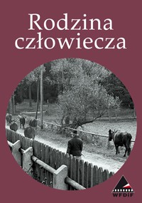 Czarno-białe zdjęcie przedstawiające mężczyznę idącego wzdłuż płotu z kilkoma końmi na wiejskiej ścieżce, na bordowym tle z polskim tekstem Rodzina człowiecza u góry.