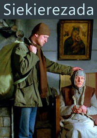 Młody mężczyzna w płaszczu i kapeluszu, niosący dużą torbę, delikatnie głaszcze głowę starszej kobiety siedzącej na ławce. Za nimi znajduje się oprawiony obraz religijny. Na górze obrazu znajduje się słowo Siekerezada.