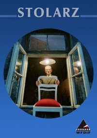 Mężczyzna trzymający białe krzesło siedzi w otwartym oknie, oświetlonym lampą nad głową. Tło jest niebieskie ze słowem STOLARZ u góry i logo WFDIF w prawym dolnym rogu.