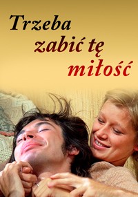 Mężczyzna i kobieta leżą na kanapie, uśmiechają się i obejmują. Nad nimi widnieje tekst w języku polskim: Trzeba zabić tę miłość na tle gradientu od żółtego do beżowego.