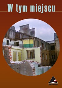 Plakat z polskim tytułem W tym miejscu u góry, przedstawiający częściowo zniszczony lub opuszczony budynek z cegły. Logo WFDIF pojawia się w prawym dolnym rogu.