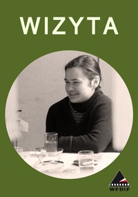 Czarno-białe zdjęcie uśmiechniętej osoby siedzącej przy stole z kilkoma szklankami do picia. Obraz jest umieszczony na zielonym tle ze słowem WIZYTA u góry i logo WFDiF u dołu.