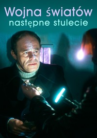 Mężczyzna jest przesłuchiwany przez osobę trzymającą jasną latarkę w ciemnym pokoju; Powyższy tekst w języku polskim brzmi: Wojna światów następne stulecie.