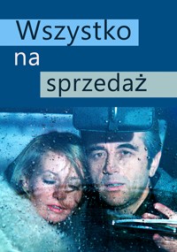 Mężczyzna i kobieta siedzą blisko siebie w samochodzie, patrząc przez zalane deszczem okno. Nałożony tekst po polsku brzmi Wszystko na sprzedaż na niebieskim tle.