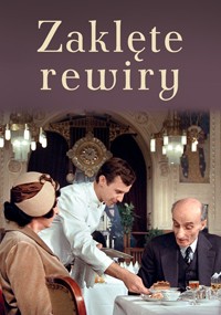 Kelner obsługuje dwóch elegancko ubranych gości siedzących przy stoliku w ozdobnej restauracji. Tytuł „Zaklęte rewiry” pojawia się u góry obrazu dużymi, stylizowanymi literami.