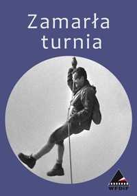 Czarno-białe zdjęcie wspinacza wiszącego na linie, w ramce w kształcie koła na niebieskim tle z polskim tytułem Zamarła turnia powyżej. Logo WFDiF widnieje w prawym dolnym rogu.