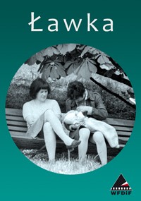 Plakat do filmu Ławka przedstawia dwie kobiety siedzące na ławce w parku, jedna z nich trzyma dziecko. Tło jest zacienione przez duże liście drzew. Tytuł pojawia się dużym białym tekstem u góry.