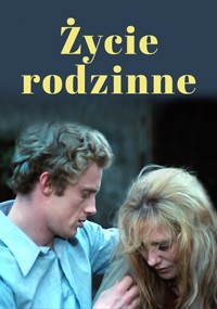 Mężczyzna z kręconymi blond włosami pociesza zrozpaczoną kobietę z długimi blond włosami. Nad nimi duży żółty tekst po polsku brzmi Życie rodzinne. Tło jest ciemne i rozmyte.