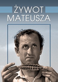 Czarno-białe zdjęcie mężczyzny trzymającego pióro, patrzącego w górę z zamyśleniem. Nad nim widnieje polski tekst ŻyWOT MATEUSZA na niebiesko-szarym tle.