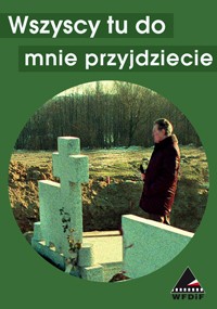 Osoba stoi przy grobie z nagrobkiem w kształcie krzyża na cmentarzu. W tle widać bezlistne drzewa i trawę. Polski tekst u góry brzmi Wszyscy tu do mnie przyjdziecie.