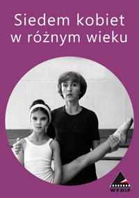 Czarno-białe zdjęcie na fioletowym tle przedstawia młodą dziewczynę w stroju baletowym trzymającą nogę w górze, stojącą obok starszej kobiety. Polski tekst powyżej brzmi: „Siedem kobiet w zabijaniu wieku”.