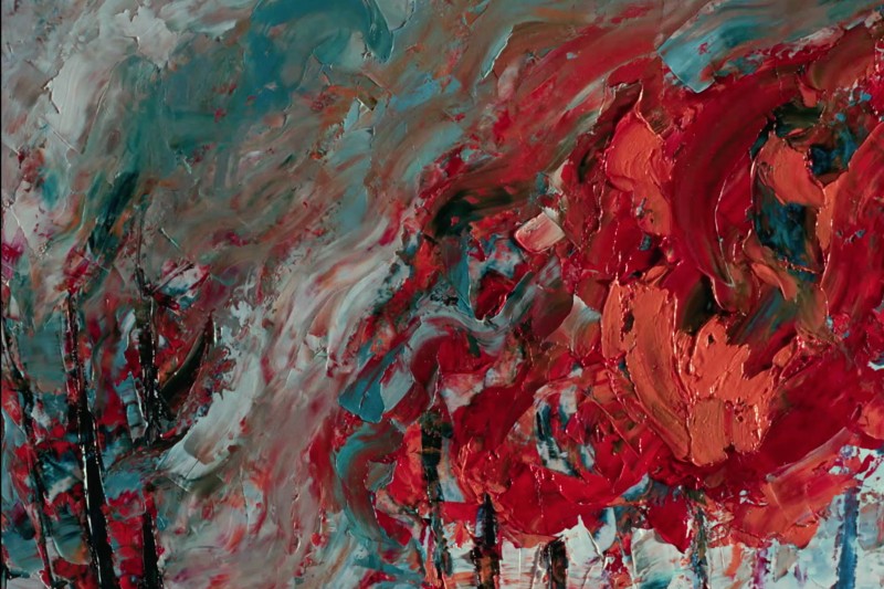 Abstrakcyjny obraz przedstawiający chaotyczny pożar lasu, z wirującymi czerwonymi, pomarańczowymi i niebieskimi pociągnięciami pędzla. Ciemne sylwetki drzew są widoczne pośród żywych płomieni i zadymionego tła.