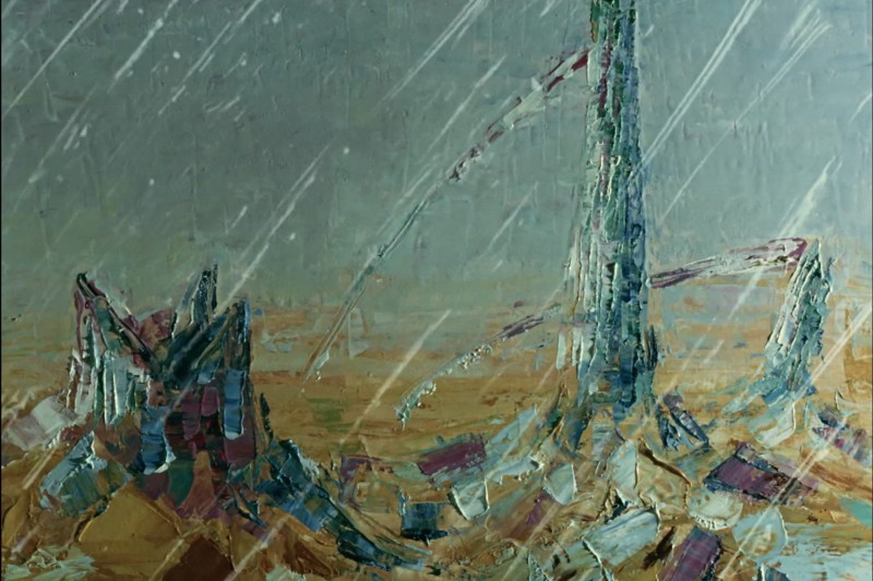 Abstrakcyjny obraz jałowego krajobrazu z postrzępionymi, lodowymi strukturami wznoszącymi się z ziemi, poprzecinanymi ukośnymi liniami sugerującymi obfite opady śniegu lub deszczu, pod szarym niebem. Scena wydaje się zimna i pusta.