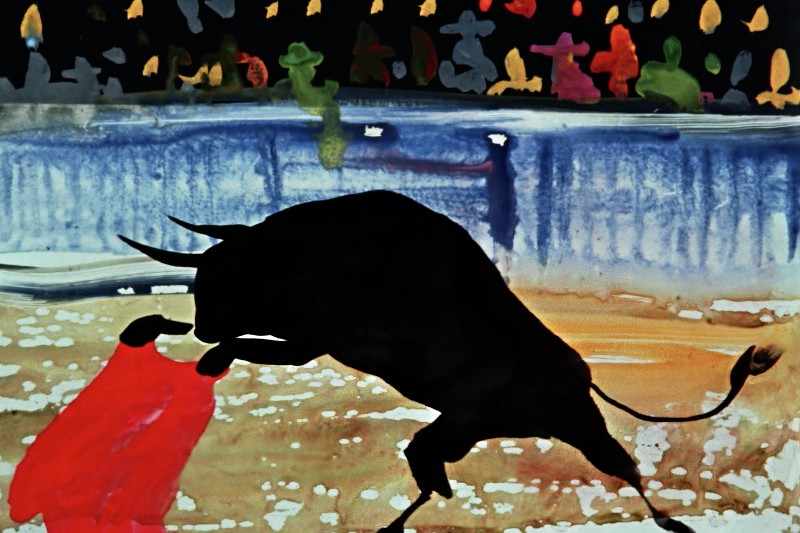 Czarny byk szarżuje na czerwony płaszcz na jaskrawo kolorowej arenie, z rozmytą publicznością w tle. Scena ma malowany, artystyczny styl.