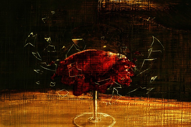 Cyfrowy obraz przedstawiający rozbity kieliszek do wina, z którego pryska czerwony płyn, w otoczeniu latających odłamków szkła, na ciemnym, teksturowanym tle o ciepłej ochrze i odcieniach brązu.