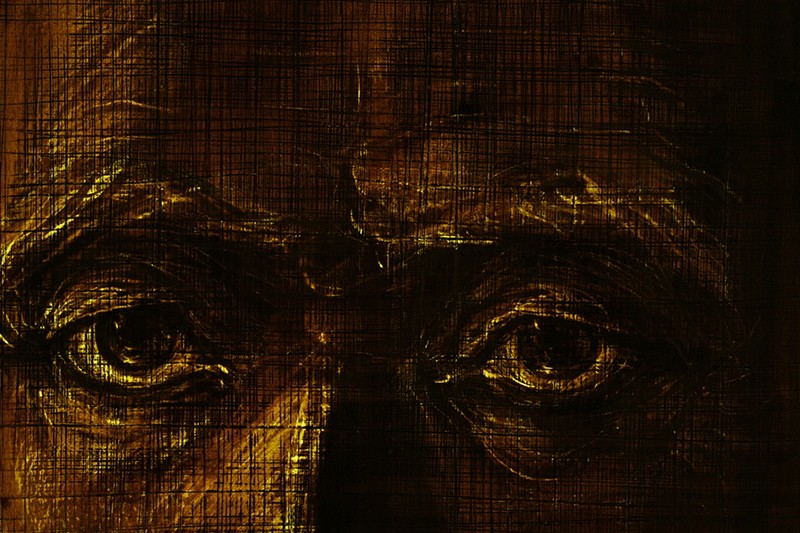 Zbliżenie oczu osoby, przedstawione w odcieniach złota i brązu. Obraz ma fakturę z widocznymi pociągnięciami pędzla i liniami krzyżowymi, co nadaje mu dramatyczną i intensywną atmosferę.