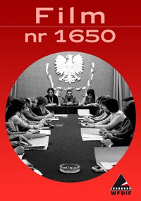 Czarno-białe zdjęcie przedstawiające ludzi siedzących wokół długiego stołu konferencyjnego z referatami, pod dużym polskim orłem na czerwonym tle z napisem „Film nr 1650” i logo WFDiF.